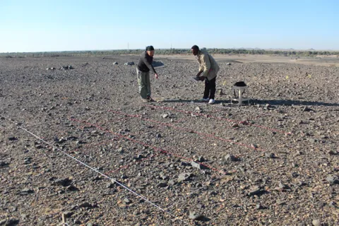 Kerstin and Hassan recording surface finds at a Late Prehistoric site (photo: Annett Dittrich)