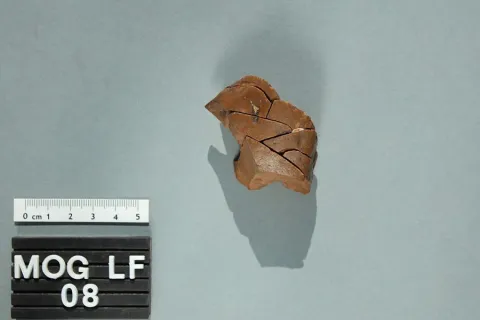 Stone tools found on a site in the center of the island and re-assembled during analysis to show that they come from one ‘core’ i.e. a prepared pebble (photo: Annett Dittrich)