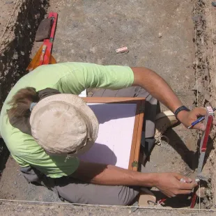 Documenting excavated layers in a trench at a Middle Stone Age site near Karmel (photo: Claudia Näser)