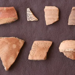 Pottery of the Medieval period from the fortress near Karmel (photo: Claudia Näser)